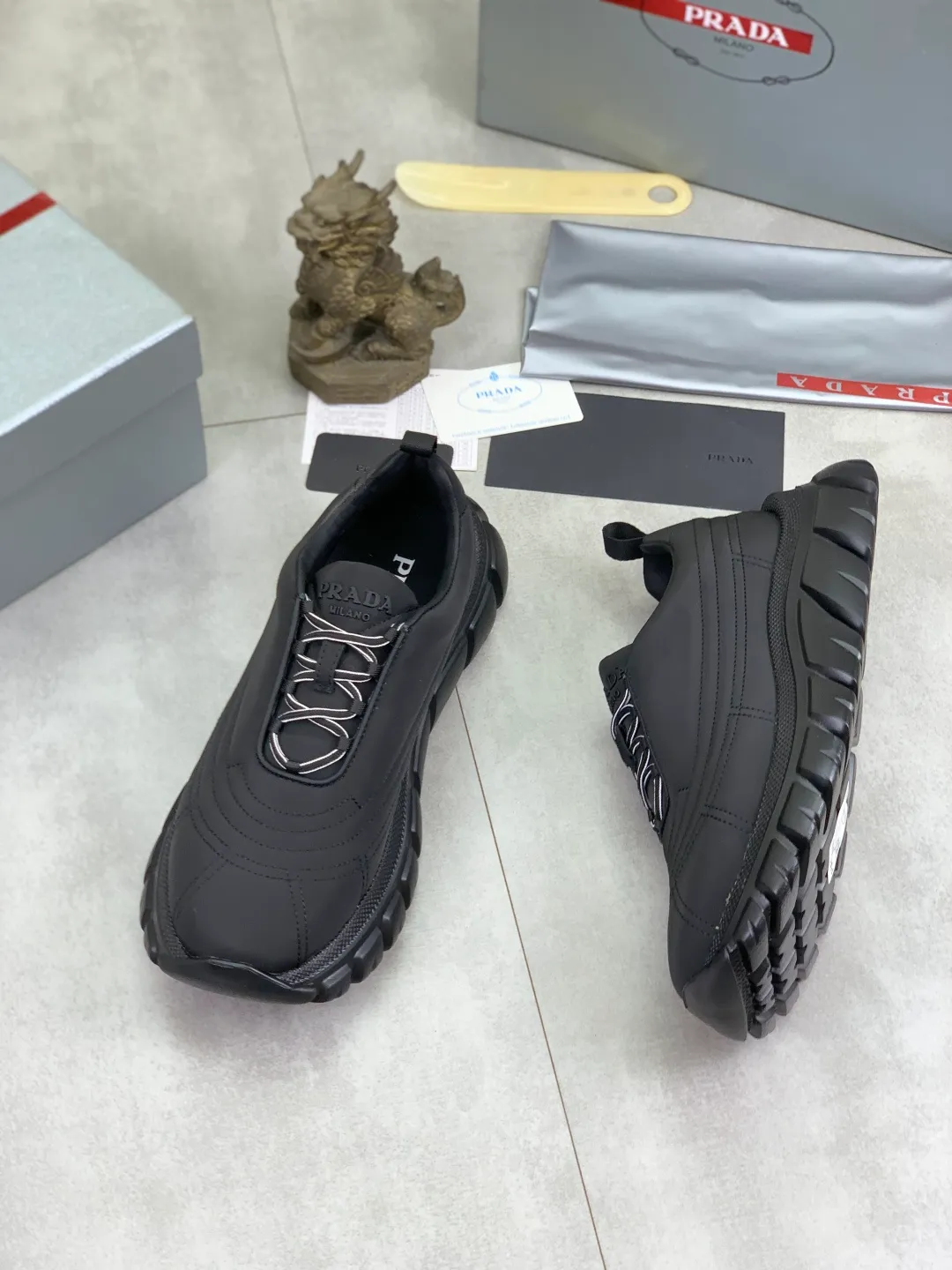 Men's shoes 💰P560💰[New style] popular models are on the official website, 🆘 Trendy brand (Prada) mainly promotes popular models, avant-garde and versatile fashion men's shoes private version mold opening, cowhide surface splicing 1:1.. Fashionable and simple, original imported cowhide lining cowhide feet; the atmosphere and personality are more fashionable, eye-catching and pursuing class. It will subvert the old idea and be a must-have for fashionistas with you! Must keep it for yourself! Tall and comfortable, large and low, high-end quality workmanship. Size: 38-44 5️⃣colors available.